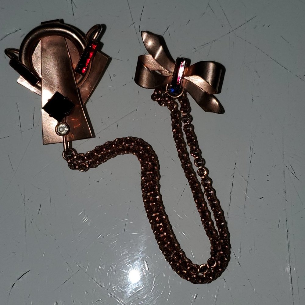 TRUE VINTAGE DOUBLE BRASS/ROSE GOLD COLORED PIN WITH RED AND BLUE STONES